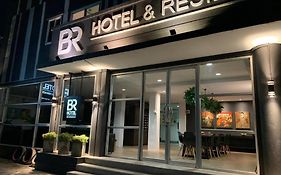 บีอาร์ โฮเทล แอนด์ เรสซิเดนซ์ (ที่จอดรถอยู่ห่างจากที่พัก 250 เมตร)